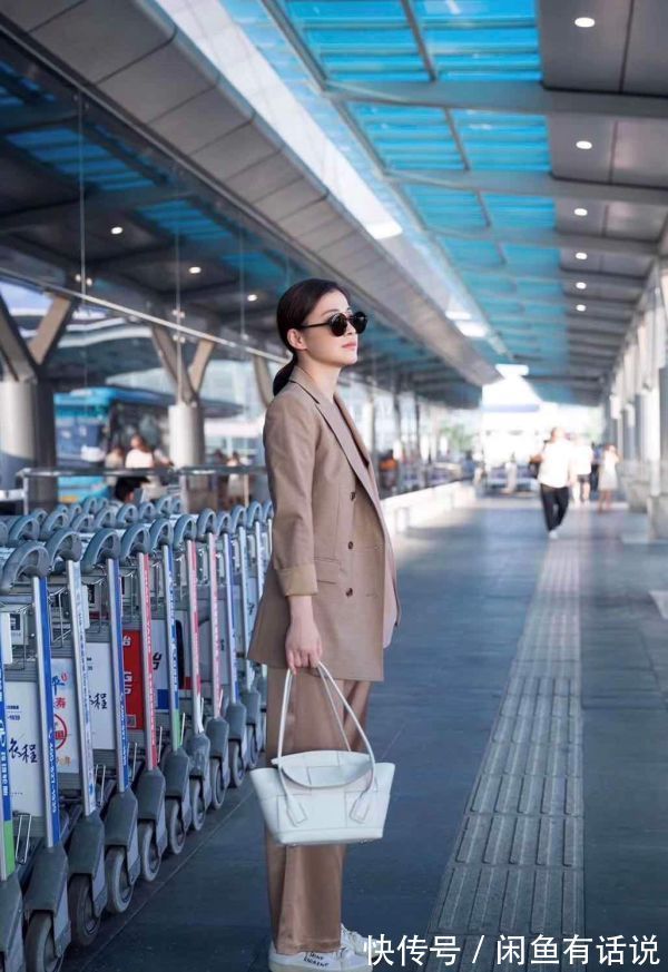 优雅 真正会穿的女人,都懂得用“同色系+一点白”,优雅大气还显高级