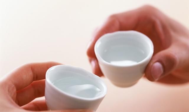  每天喝二两白酒和滴酒不沾的人，谁更易患癌？你错的很离谱