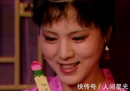 贾府@红楼梦:赵姨娘是贾政的妾,她在贾府的地位真的比不上花袭人吗?