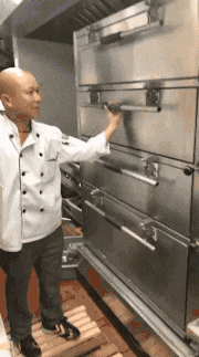 |搞笑GIF:大姐你听解释,我真的不是故意撞上去的