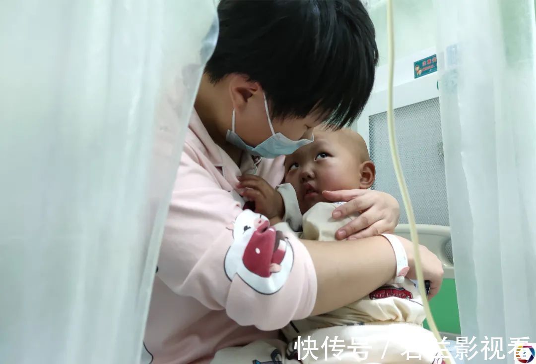 小女儿|病房里,10岁哥哥暑假帮妈妈照顾患病的妹妹,看了让人心疼