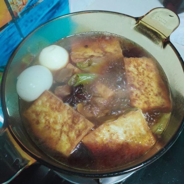 煎豆腐卤鸡翅根，豆腐吸饱了汤汁，满屋子都是香味