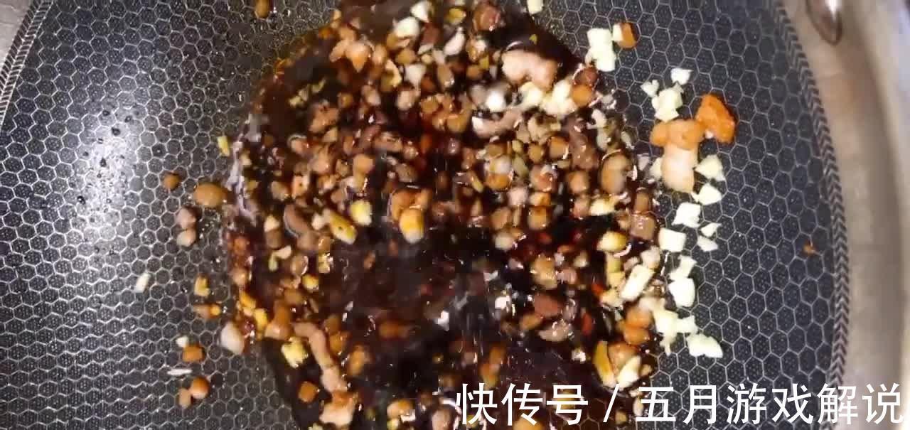 红烧茄子时,多加1个步骤,不仅容易入味而且省油,美味不油腻!