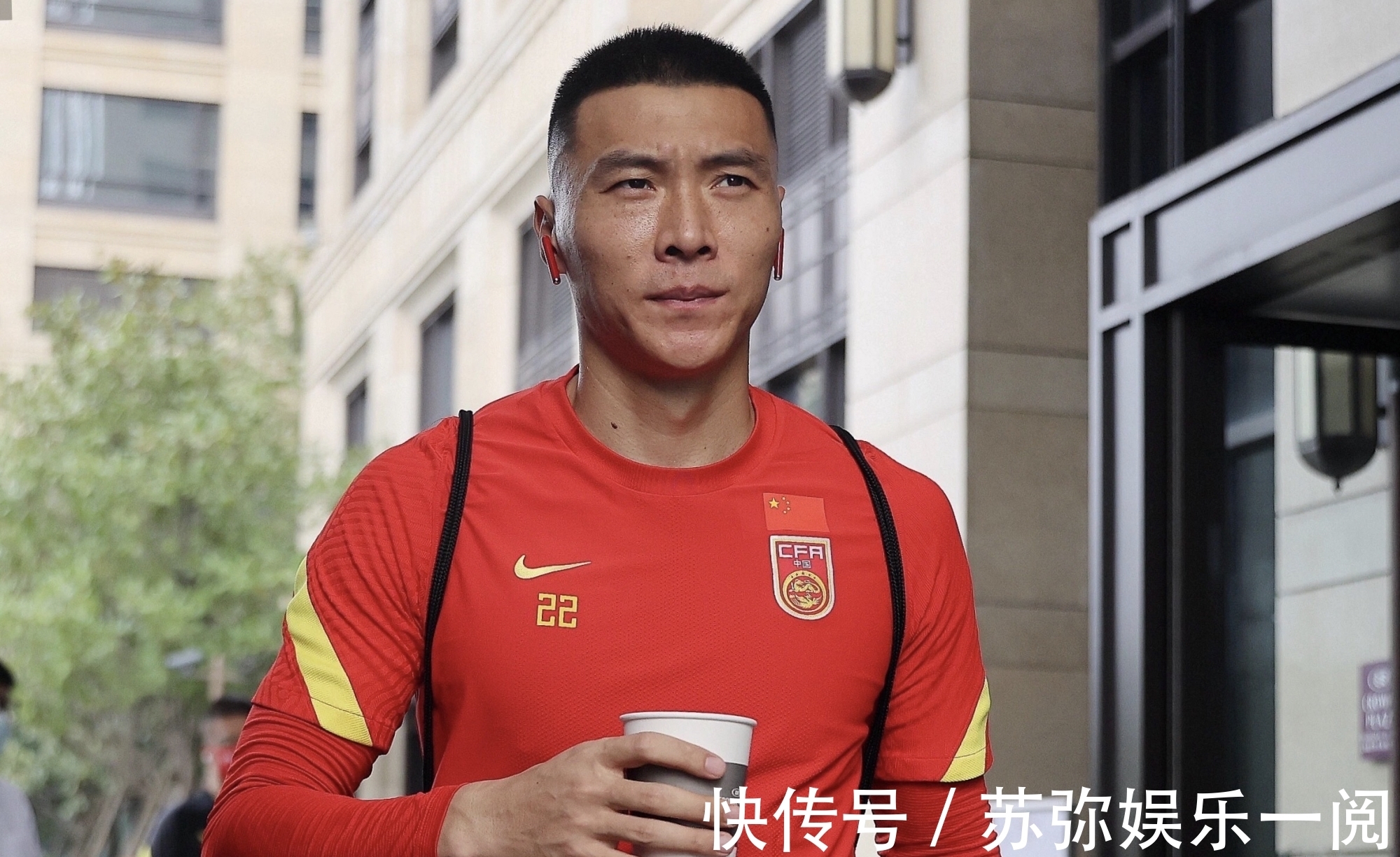 冯潇霆|太业余！国足后防核心再现冯潇霆式失误，一表现太狼狈！