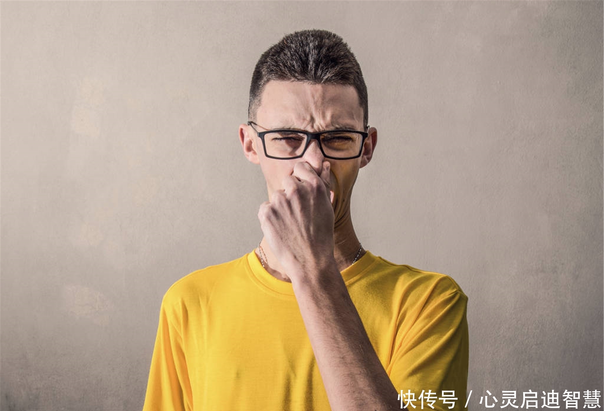 鼻毛旺盛暗示了什么?长出来的鼻毛,能自己动手剪掉或拔掉吗?