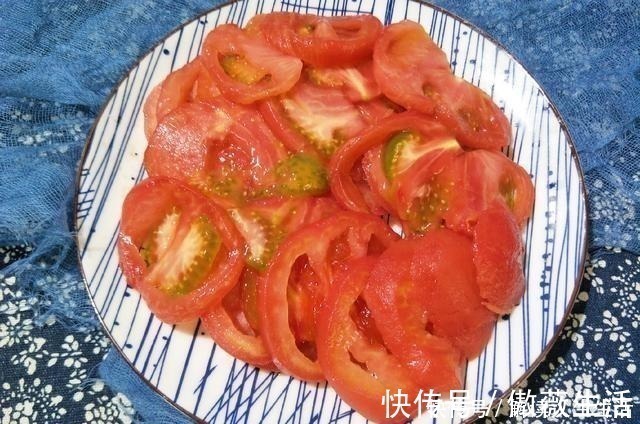 凉拌西红柿,只知道放糖就错了,难怪西红柿不出汤,大厨这样做
