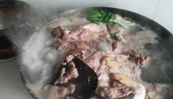  炖羊肉，调料不是越多越好！只加2样，羊肉软烂羊汤鲜美，没膻味