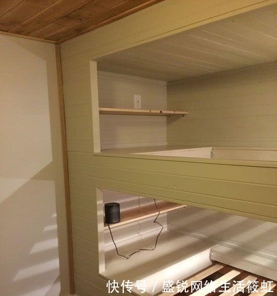小户型|邻居嫌房子小,直接墙上掏洞,里面打上下铺,两个孩子都有地睡了