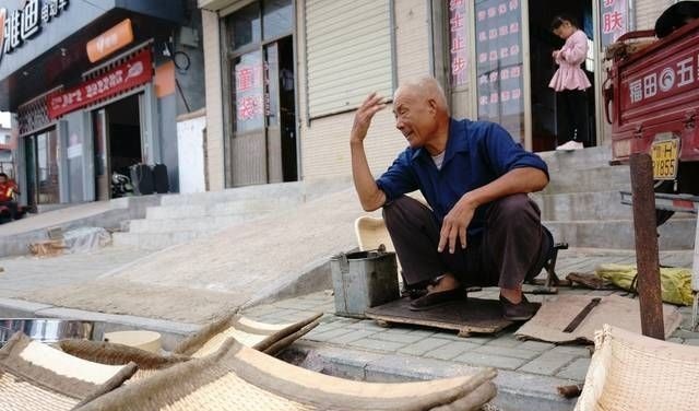 大集上老人卖多年不见的稀罕物,以前你家也有,75元一个值吗?