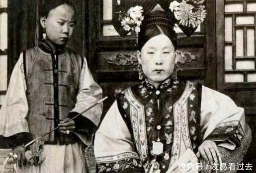 毕露|清朝大户人家老照片:大户人家妻妾成群,最后一张夫人媚态毕露!
