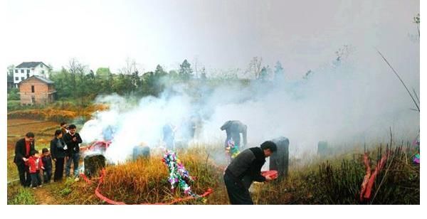 纸钱&人死后为何要烧纸?流传上千年的文化,真的只是迷信吗?