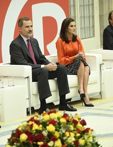 西班牙王后又穿Zara橘色灯笼袖上衣配豹纹裙真美,又要抢断货