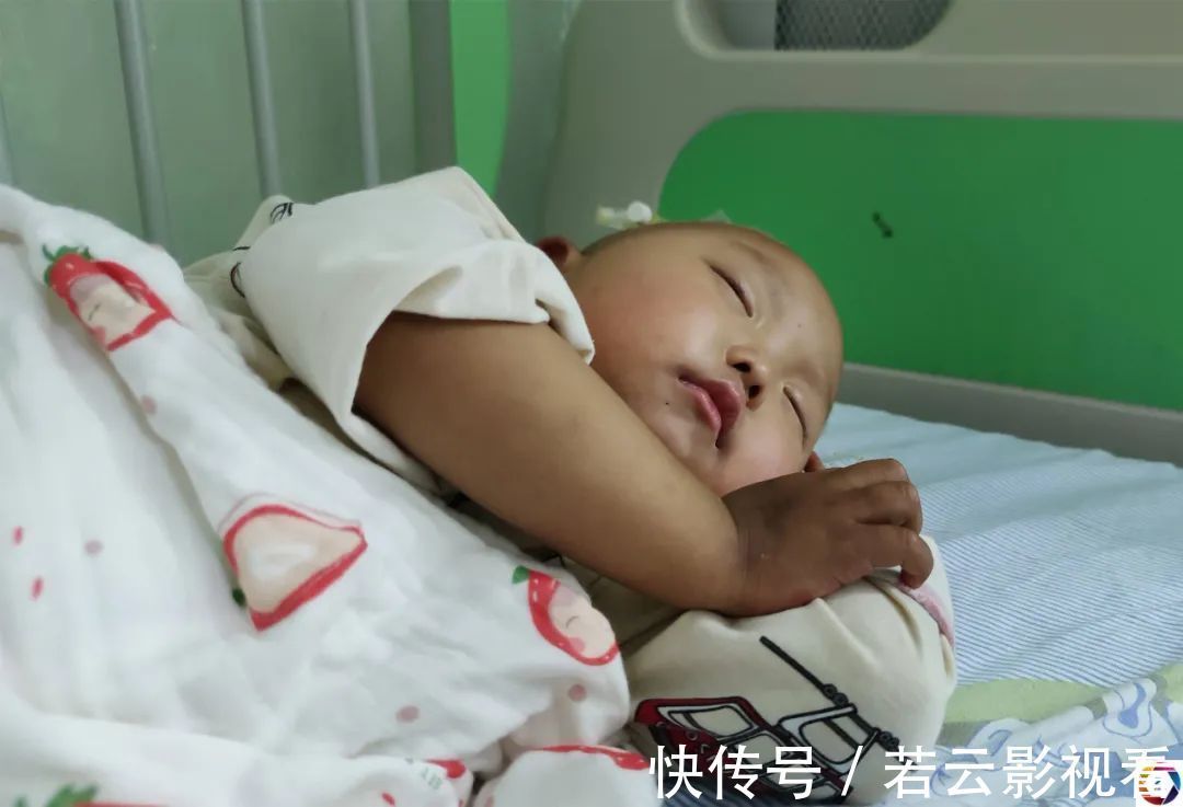 毛永琪|病房里,10岁哥哥暑假帮妈妈照顾患病的妹妹,看了让人心疼