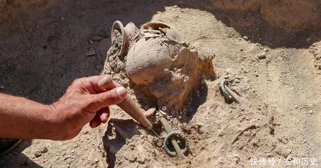 挖掘|在古墓中,考古家发现3岁男孩带着3000年前的“龙镯子”,他是谁