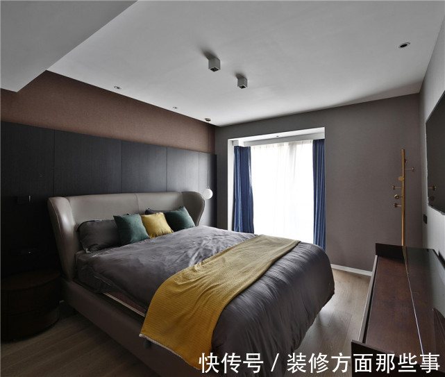 太卡通|133㎡现代风四居室，局部点缀了一些黄色及挂画来点亮空间