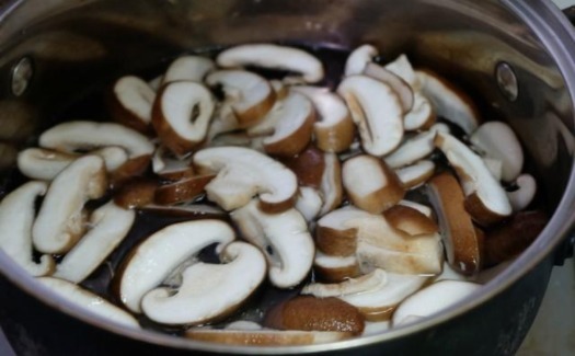 这道家常菜好吃又下饭,不用放盐味儿咸香,做法超简单!