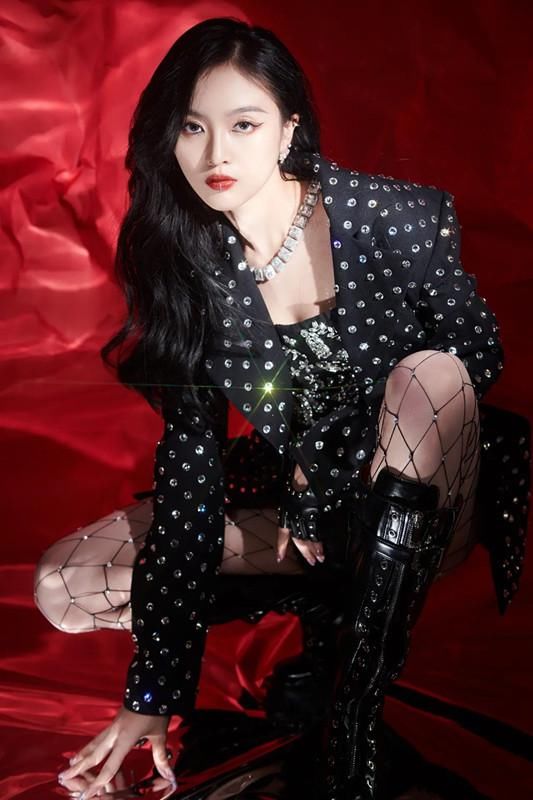 搭配|吴宣仪亮相薇娅直播间“大龅牙”和“假腿”抢镜 粉裙很甜美