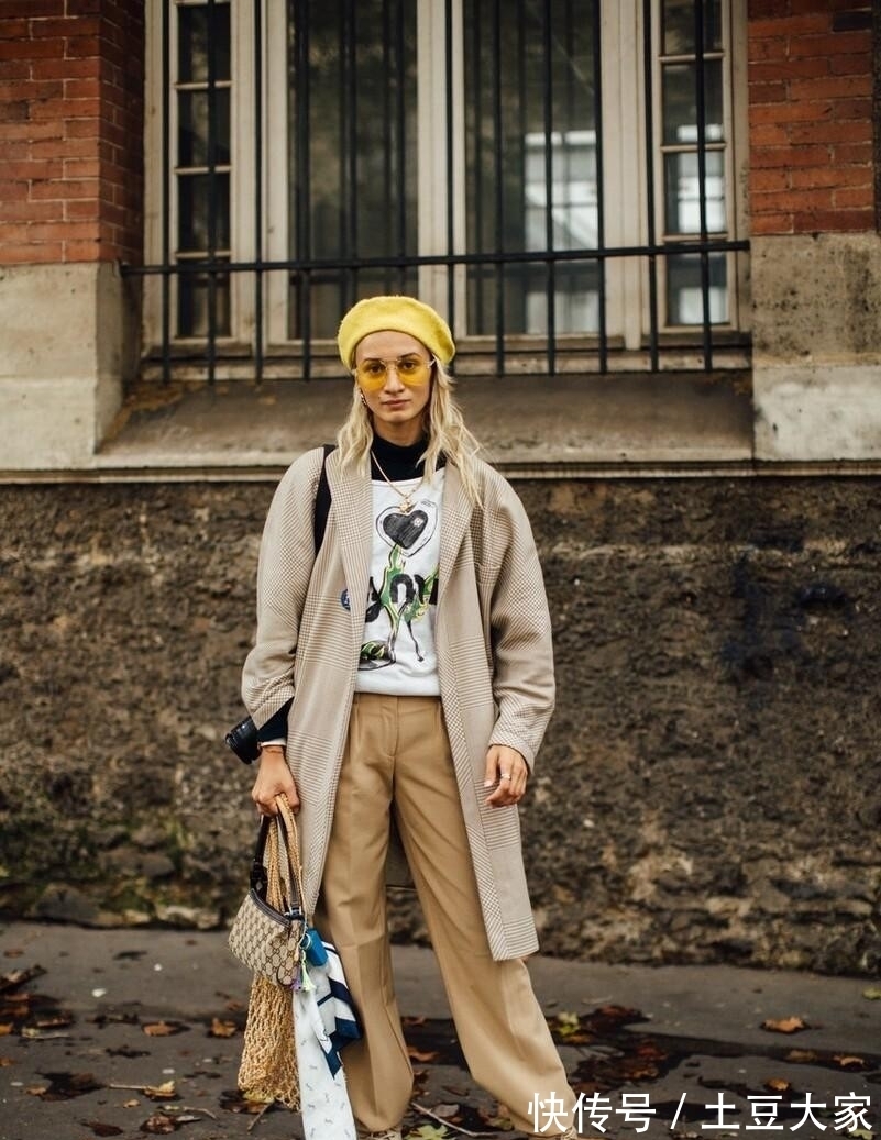 搭配 女人过了35岁打扮嫩点,穿大衣别戴毛线帽,彩色贝雷帽才高级