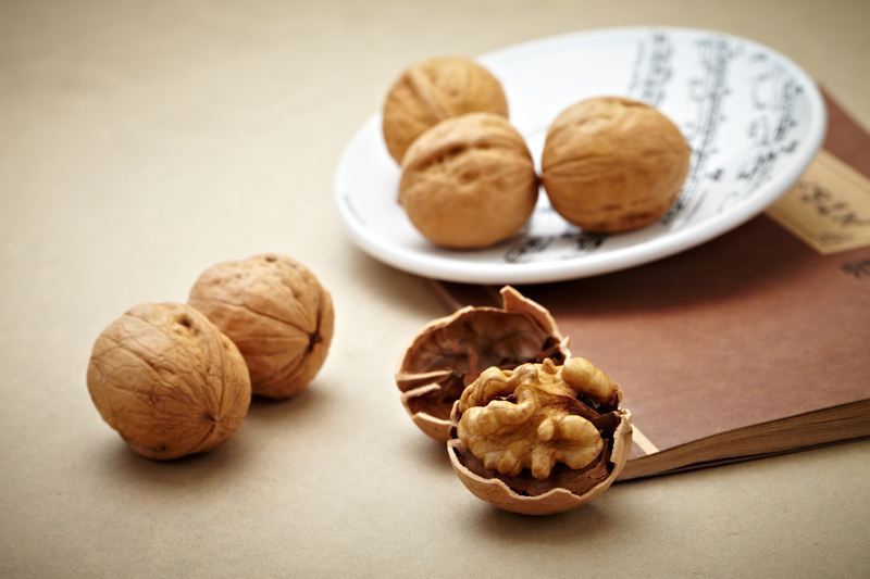 骨质疏松症|核桃和此物一起煮,每天来几口,白发变黑发,皱纹也不见了