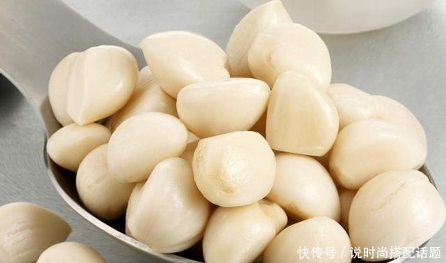  鱼肉|原来蒜子焖草鱼做法如此简单，鱼肉鲜嫩入味，比烤鱼还好吃