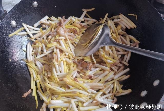 此菜简单炒炒5分钟就搞定，营养好味道鲜，冬天贵点也要常吃