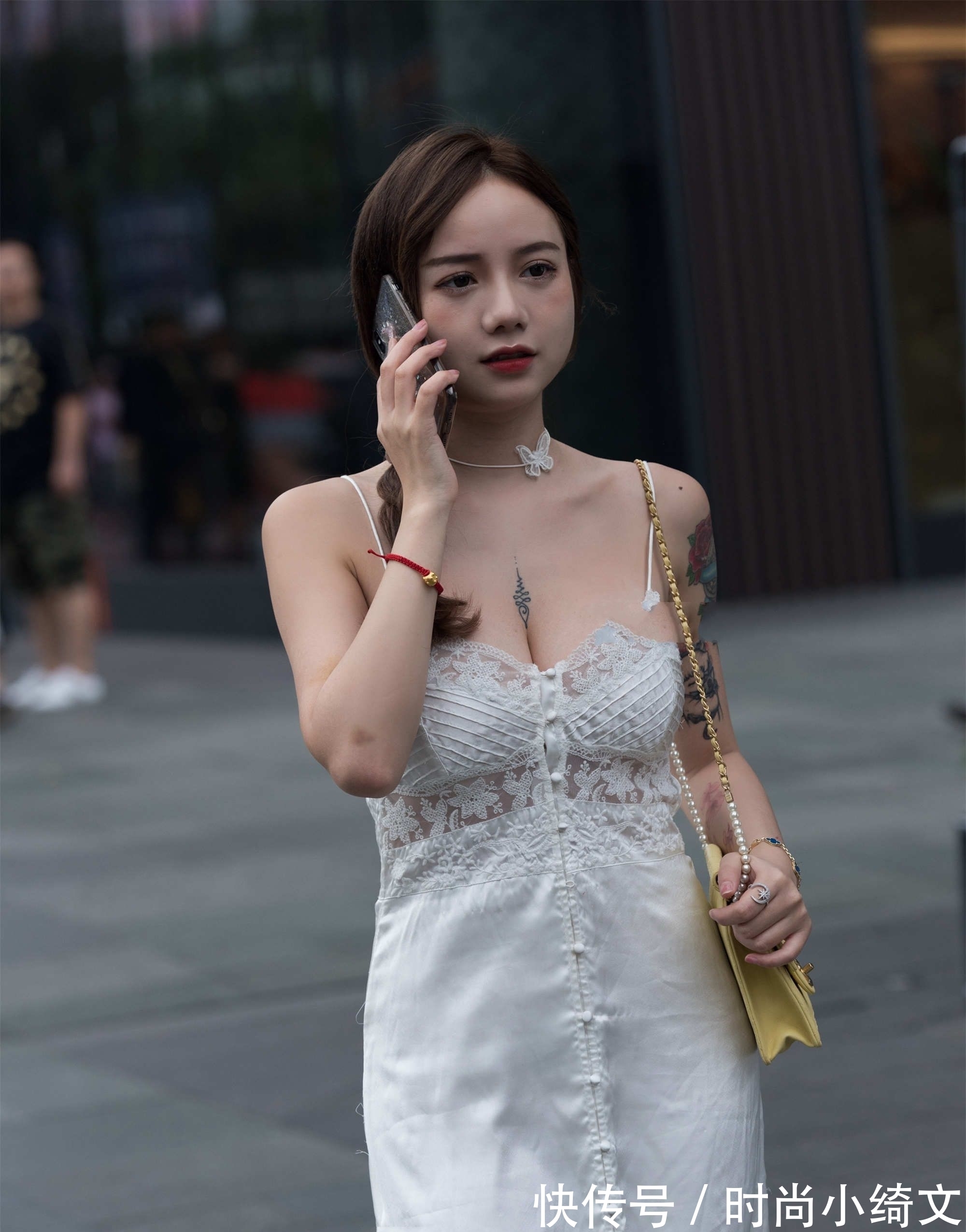 凉鞋 一袭白色长裙，绑带式花瓣凉鞋，显得气质又清新