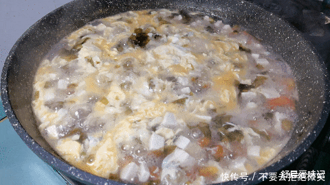 1块豆腐,2个鸡蛋,5分钟上桌的营养汤,少油少调料,超好喝