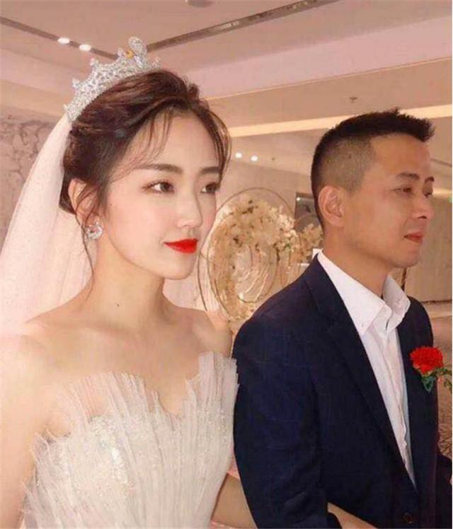 护肤品 “最美岳父”走红,宾客误以为是新郎,新娘无奈:这是我爸爸!