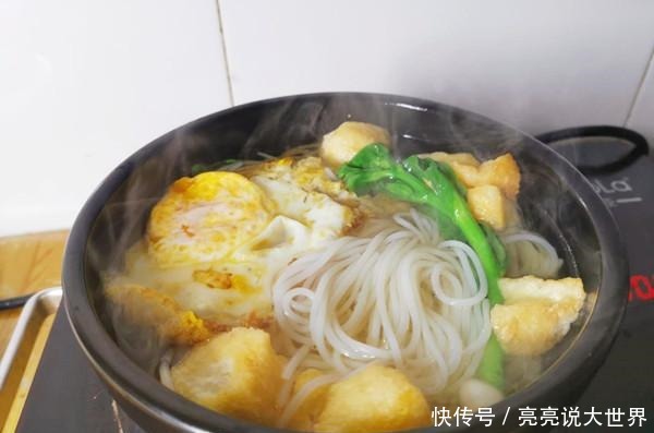  这道小吃作为早餐全家爱吃，食材丰富汤也鲜，表妹见了说能吃两碗