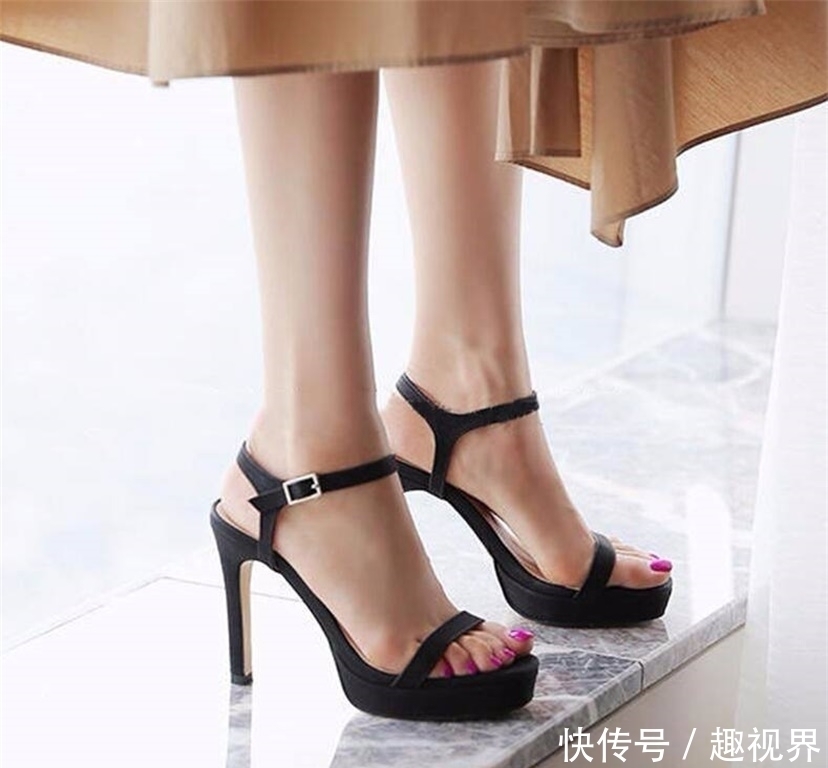 时尚小巧的高跟鞋,让你时刻散发出浓浓的女人味