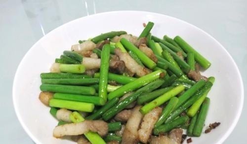 炒蒜苔,一定不要直接下油锅!少了这1步,蒜苔不香不嫩不入味