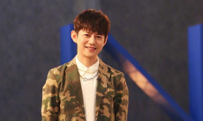 46岁何炅老师也难敌变老?录综艺时额头戴假发片,两鬓发量稀疏