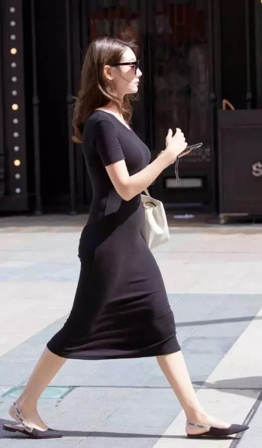 时尚街拍性感贤淑的小姐姐,可以用肤如凝脂形容