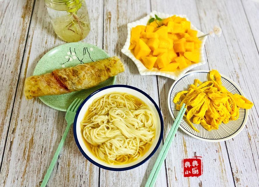 过年在家,不睡懒觉,早餐正常吃,新的一年身体棒棒的