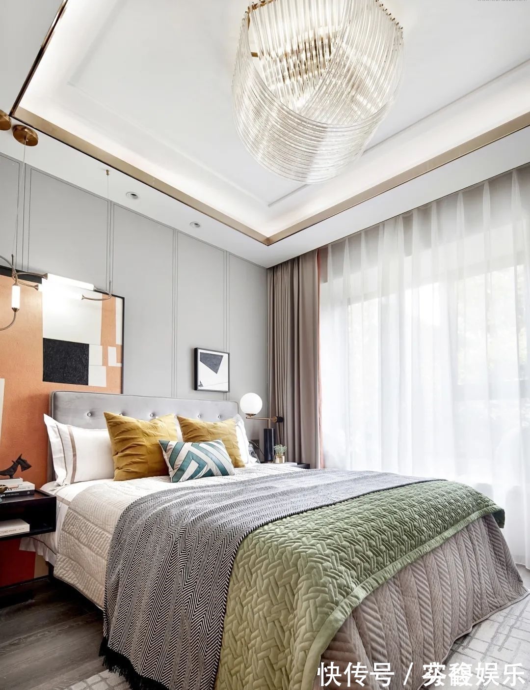 端庄|130㎡现代轻奢,大理石与金属质感,加上橙色的软装,华丽高档