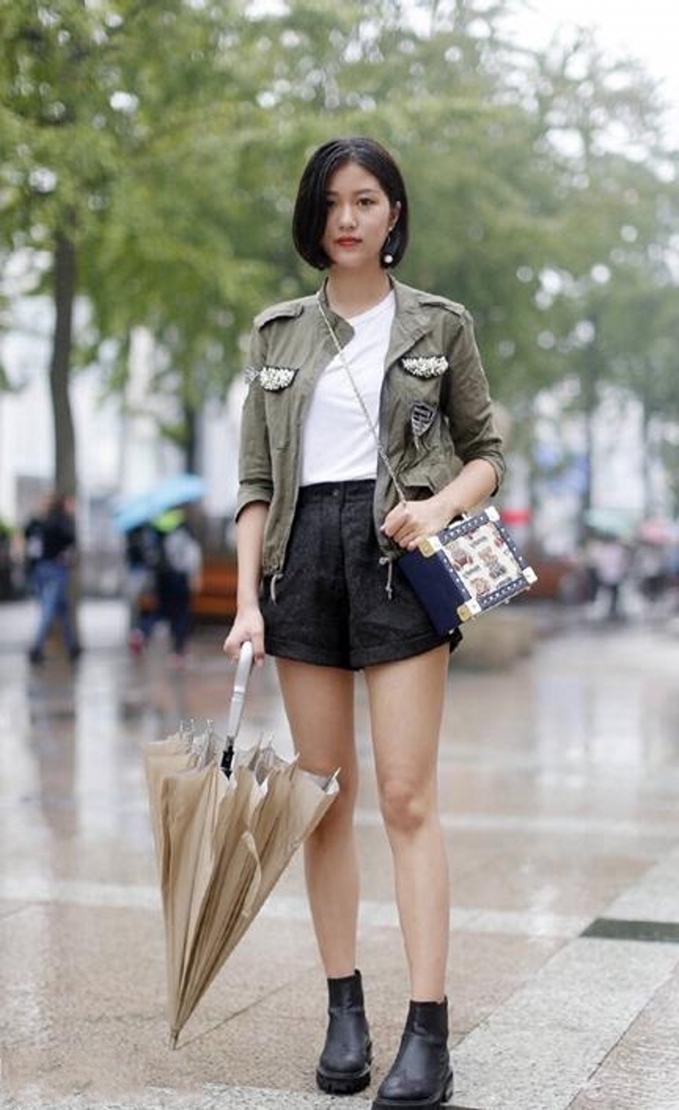 街拍,美女穿浅粉色的方领泡泡袖上衣,显得又飒又美