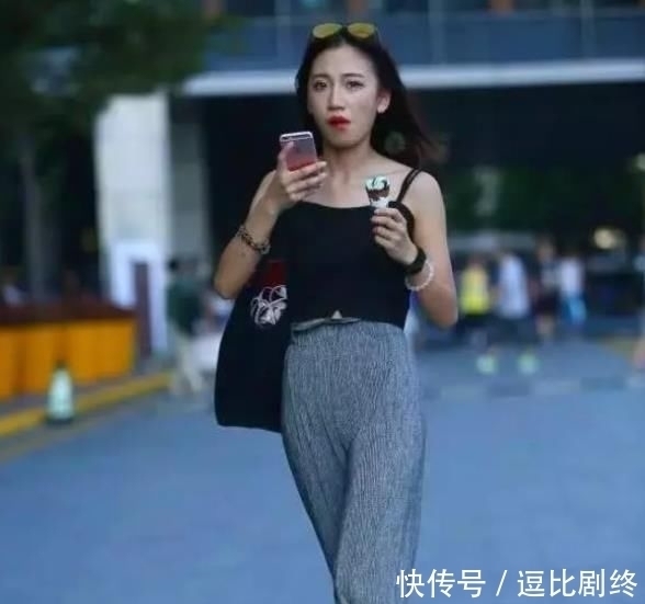 街拍青春靓丽的小姐姐,一件粉色上衣配牛仔热裤,完美好身材