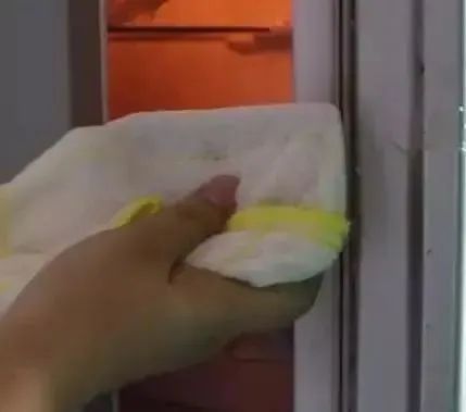 冰箱胶条又脏又黑？一个小绝招，立马干净如新