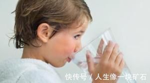 喝水方|生活小提示,帮助孩子掌握正确的喝水方,建议父母们看看