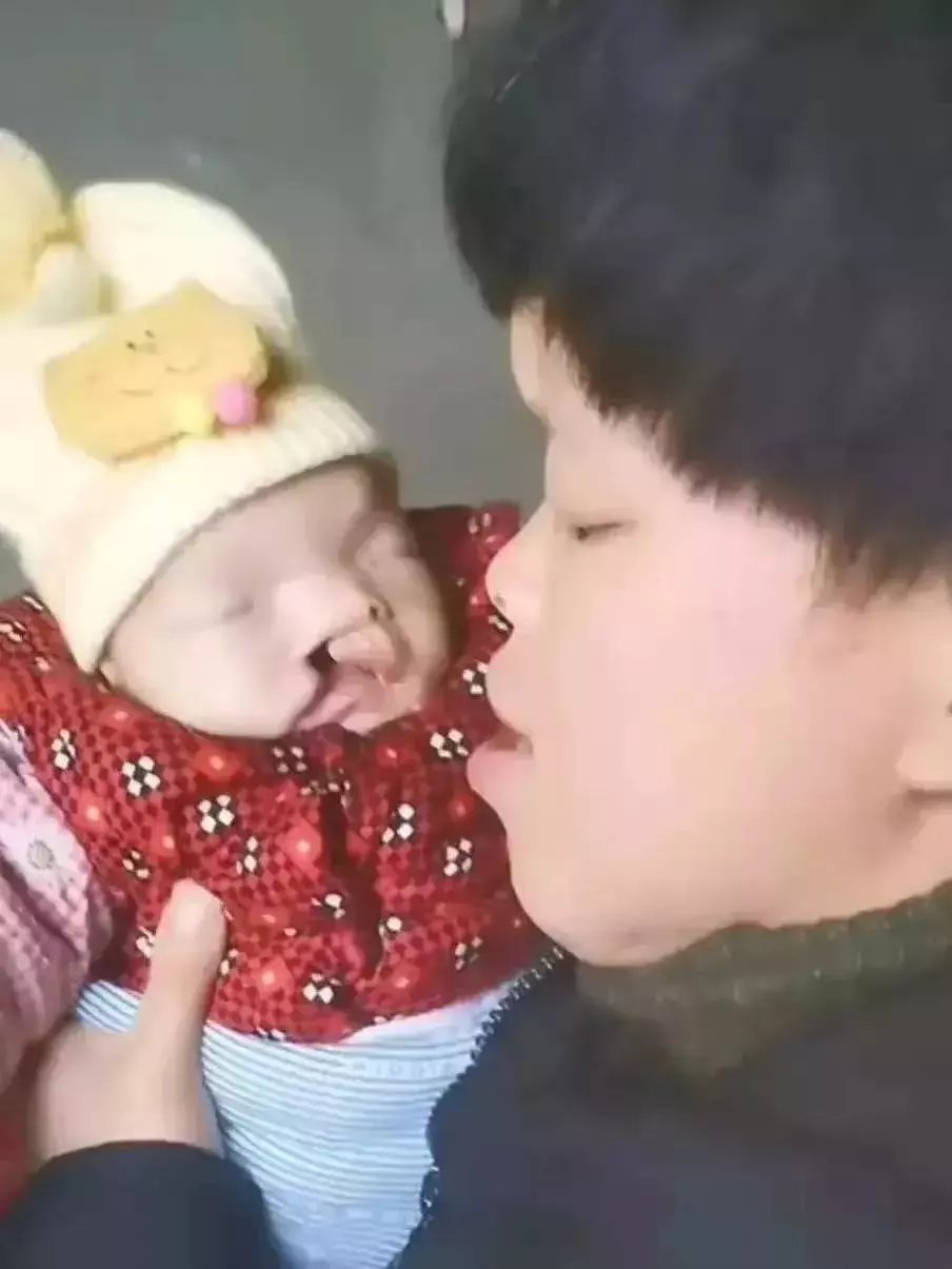 全网|“我有遗传病,却还是坚持生了6个娃”,全网都在心疼这些孩子,我却想骂这个妈!