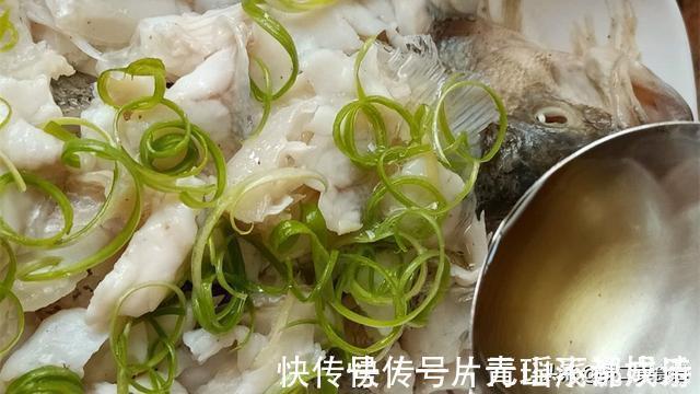 鲈鱼这样做太好吃了，肉香嫩滑，吃了几十年都没吃够，太解馋了
