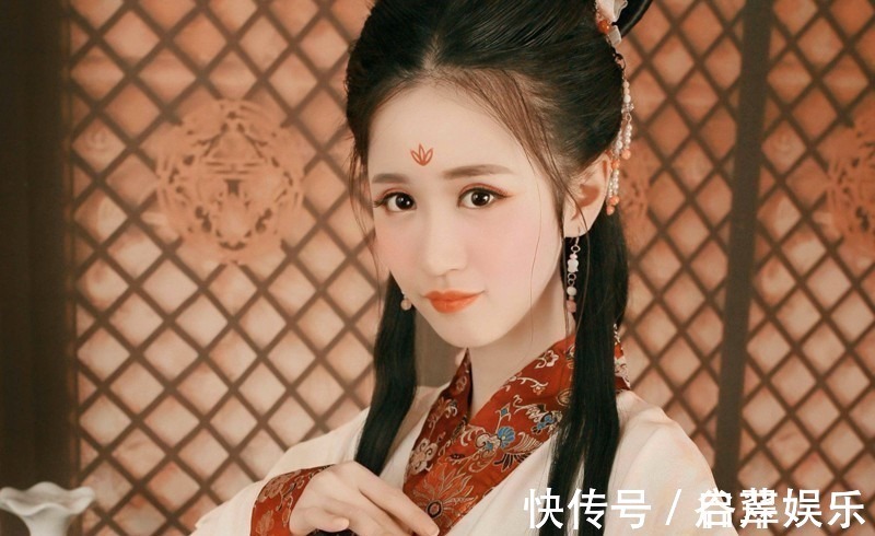 对联招亲!才女出上联“一杆银枪挡雄兵百万”,书生智对下联,羞红才女