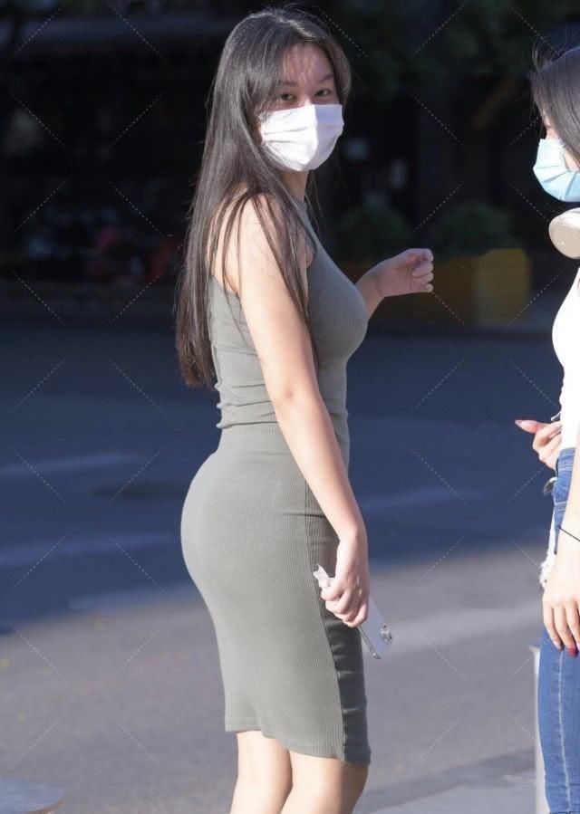 街边达人的穿搭真时尚,灰绿色裹身裙搭配小白鞋,“高级感”十足