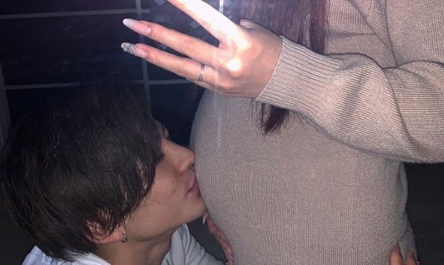 生育危机|日本16岁“高中生夫妻”生娃，不靠父母，竟把日子过成了这副模样