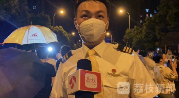 风险|直击上海唯一中风险小区解封！6岁女孩在雨中为志愿者唱起这首歌