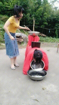 小姐姐 小姑娘这是专门给你量身定做的旗袍吧,看起来果然合适,哈哈!