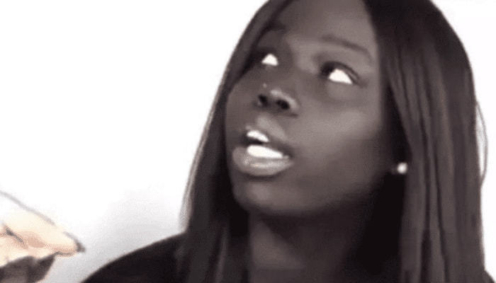 非洲女子|黑人变白会有多难?非洲女子在脸上涂了50层粉底,网友近一看懵了