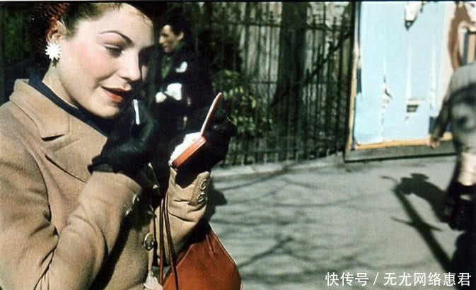 德军士兵|1941年德军占领下的巴黎:美女盛装逛街,德军看报纸也得花钱