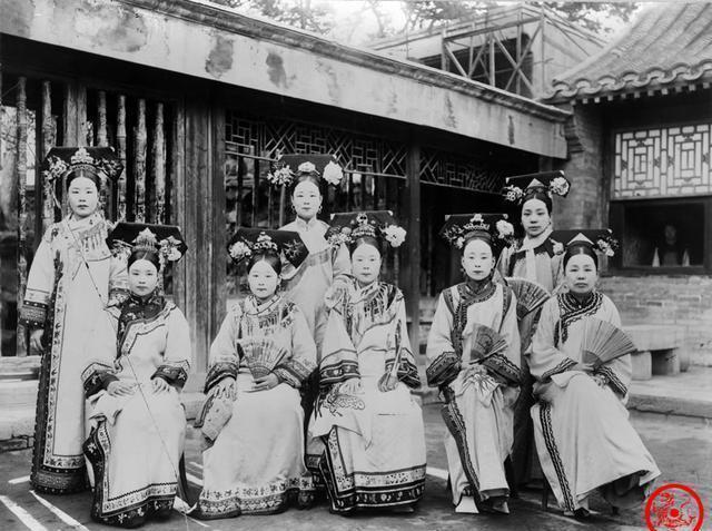 令人|晚清老照片:沈阳城内这一幕令人愤怒,年轻夫妻亲密合影