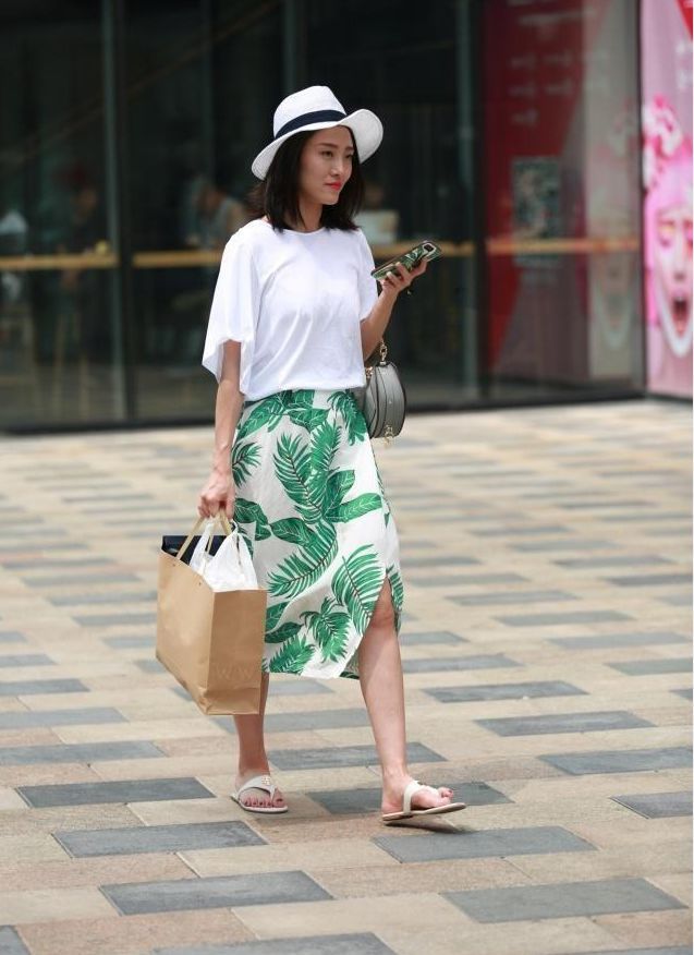 街拍:美女黄色大衣,白色内衫配黑色长裤,成熟妩媚